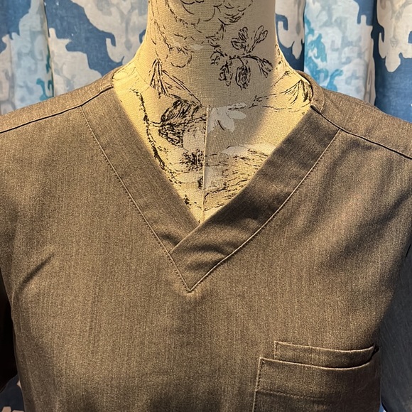 Figs Technical gray v neck front pocket scrub top size small - Picture 4 of 10